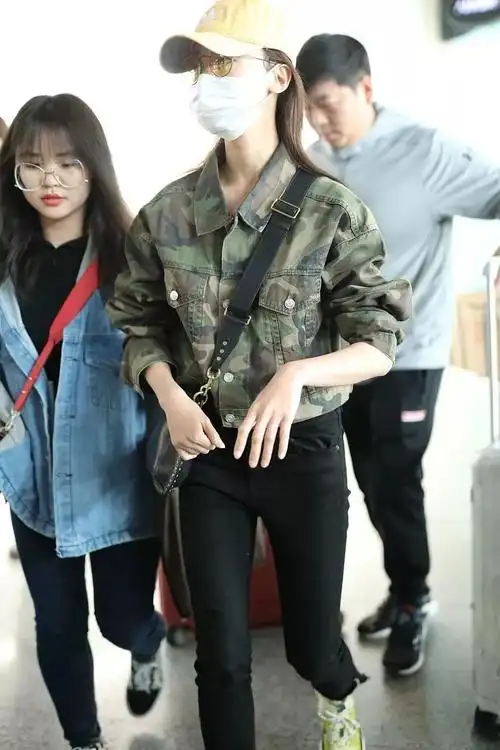 吴谨言没有90斤吧?紧身裤靠胯撑着,自己都没发现!