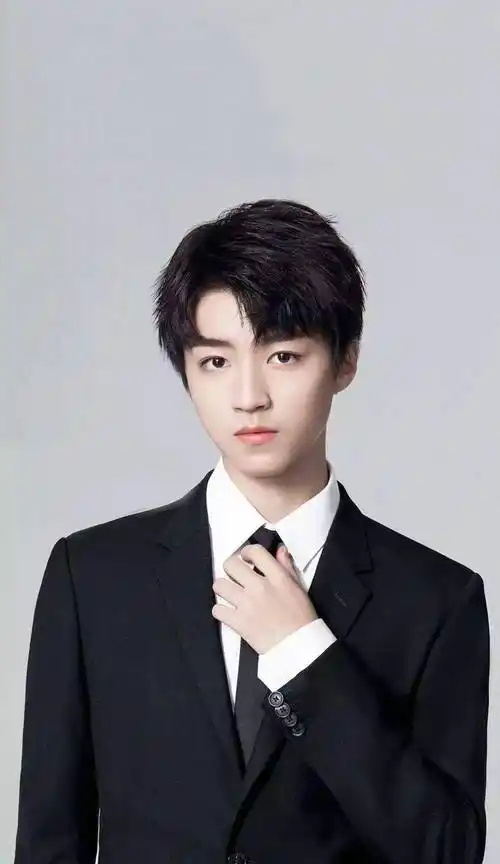 流量小生王俊凯,包裹严实游游乐园,被粉丝一眼识出_生活_明星_鲜肉