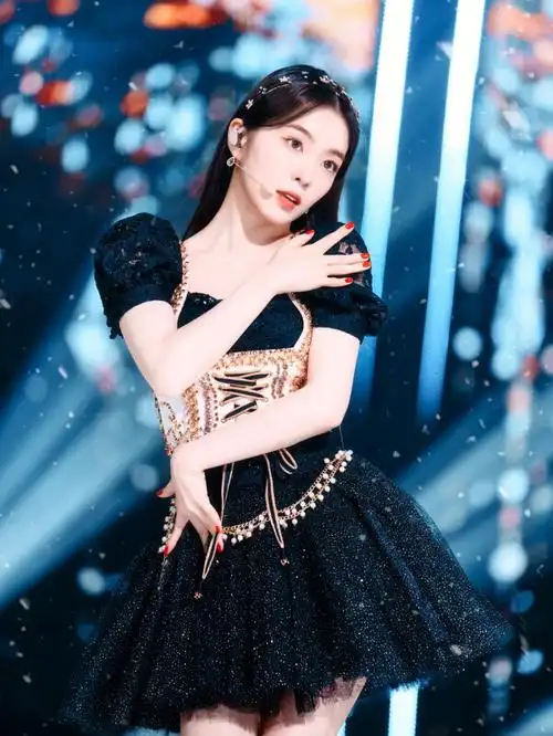 姐这次回归真的是美出了新高度,全团最瘦,白的发光这次的打歌服也都挺