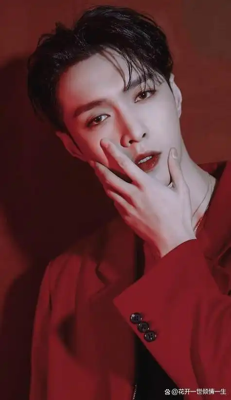 张艺兴现在可谓双喜临门,一番电影《孤注一掷》稳居票房榜冠军,以小