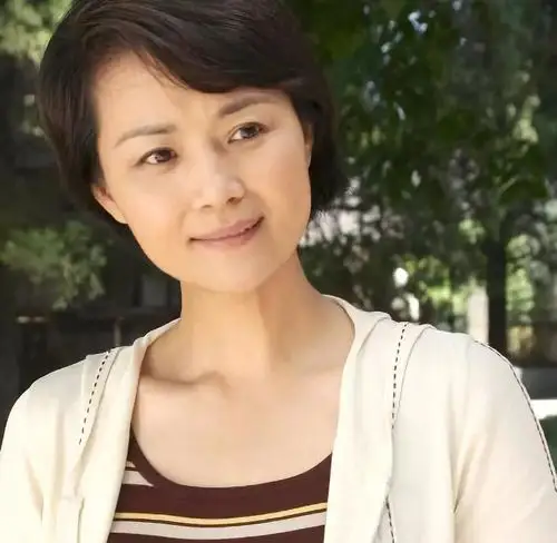 她是国家一级演员,经历过失败的婚姻,如今52岁被宠成公主!