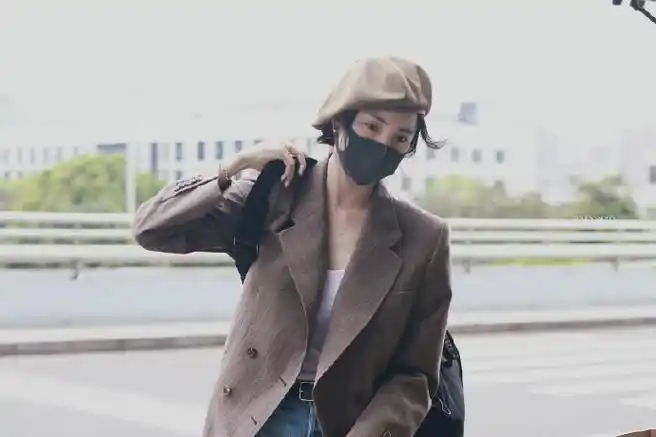 王紫璇机场私服look,身穿gucci的西装外套,内搭白色吊带和浅色牛仔