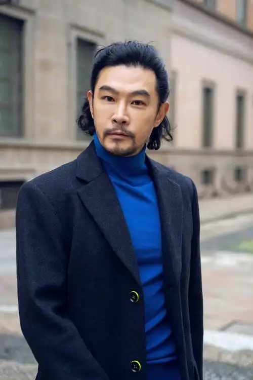 黄维德米兰写真曝光卷发造型轮廓硬朗气场十足