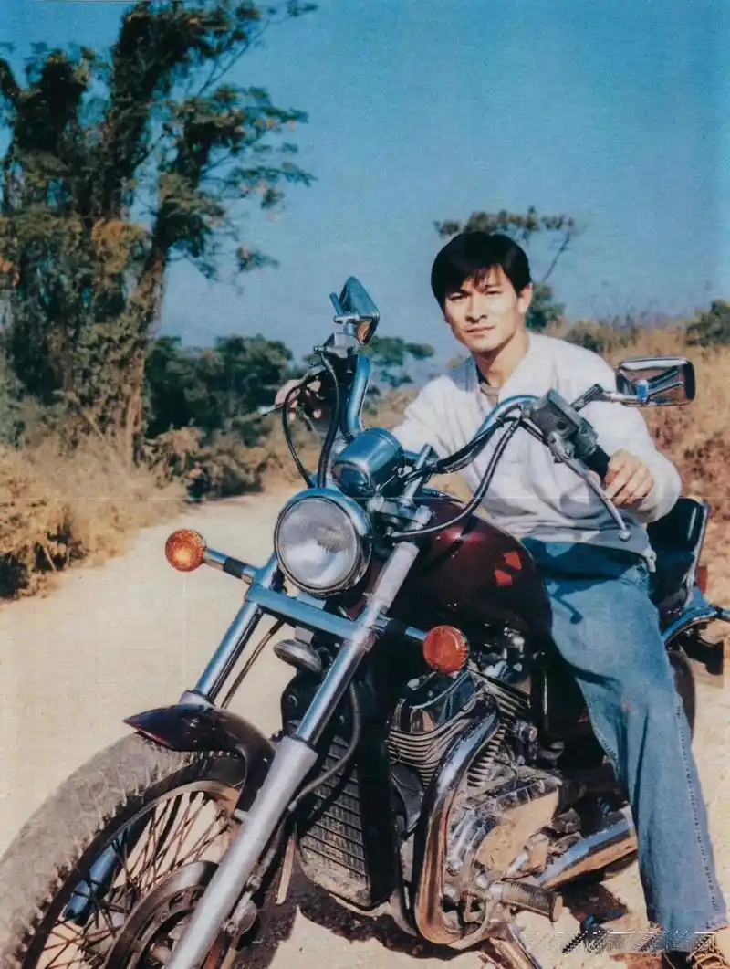 刘德华年轻时的摩托车写真