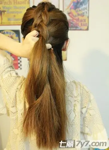 步骤三:当左右两侧的头发都编进每股头发里之后,就按照普通编辫法编.