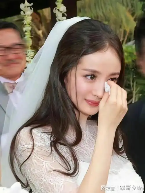 那么本期的时尚穿搭指南,就从迪丽热巴和杨幂的婚纱横向对比入手,为你