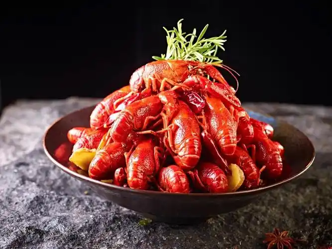 炒小龙虾的时候会加一大把新鲜的紫苏,它独有的香气附着在小龙虾上,吃