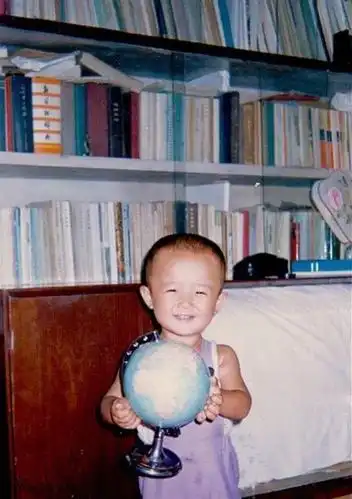 张艺兴小时候是吃了可爱多吗?