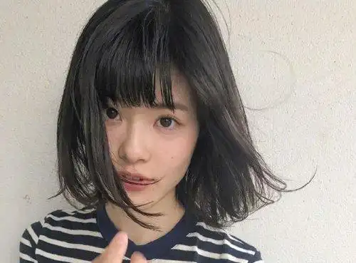 随季节来个不规则打薄碎发尾剪性感中长发也为了迷离碎发而妥协