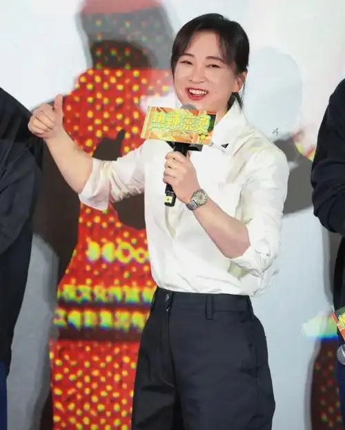 贾玲成为奢牌新宠,路演万元穿搭随心换,佩戴妈妈遗物令人动容_腾讯