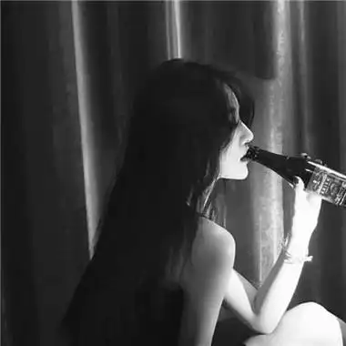 让人心疼的女生头像黑白图片