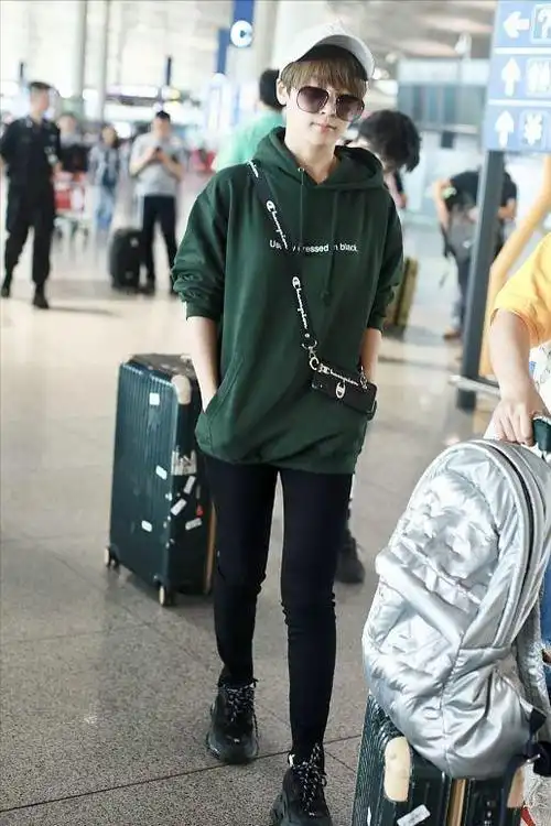 谢楠一点没有明星范绿色卫衣配长裤日常又常见不过还挺个性