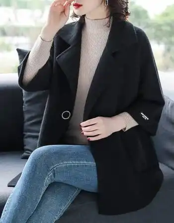 女生黑色西装里面穿什么好看这要取决于这个西装是正式的还是比较休闲