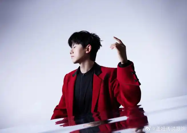 张杰超话@张杰身穿#盖娅传说#特别定制红色西装登台#奥运会资格系列赛