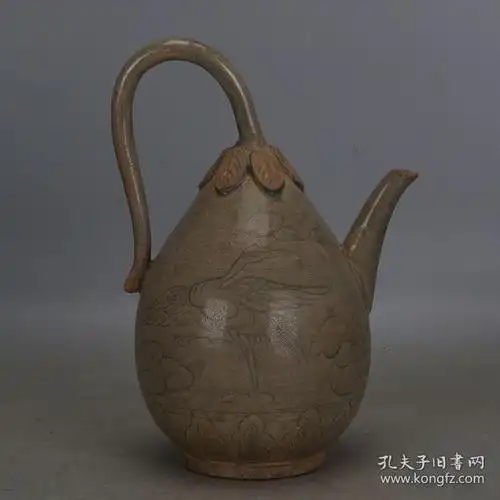 宋代越窑青釉刻花支钉倒流壶
