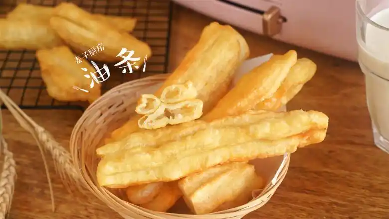 自制金黄酥脆的油条,健康又美味
