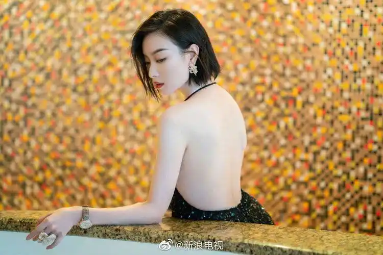 倪妮写真大秀白皙美背!她雪肤玉貌魔鬼身材性感火辣