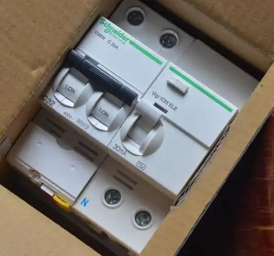 施耐德电气空气开关c65n-d40a/3p