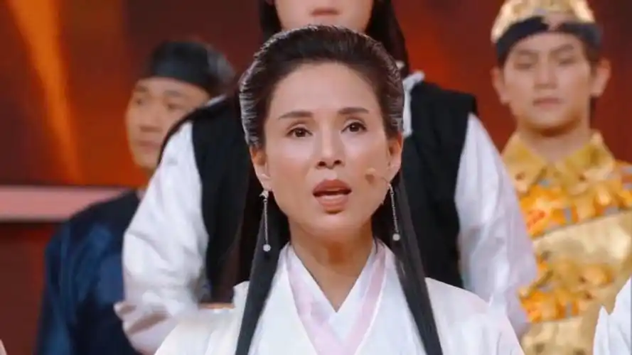 50岁李若彤再唱《神雕侠侣》主题曲,一开嗓让人泪目,满满回忆!