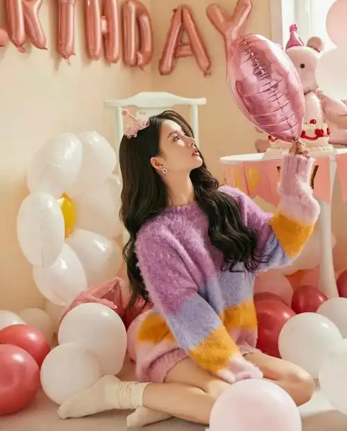 刘些宁可爱写真彩虹针织衫搭配慵懒长卷发甜美元气