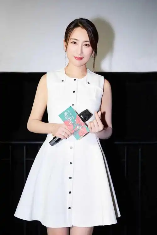 "马苏"越高调越美!穿蓝色皮质连衣裙扎高马尾,身材饱满惹人羡|无袖|纯