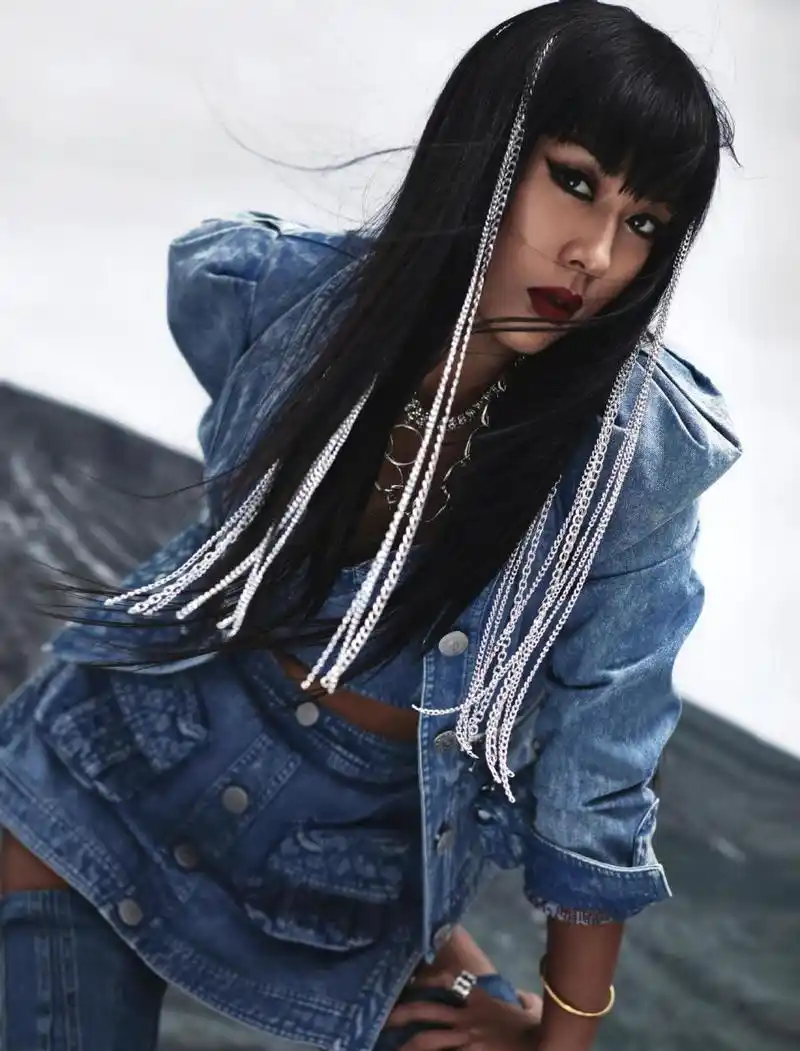 吉克隽逸是摇滚工业风也是野性牛仔风 一身酷飒牛仔帅得利落,头发里的