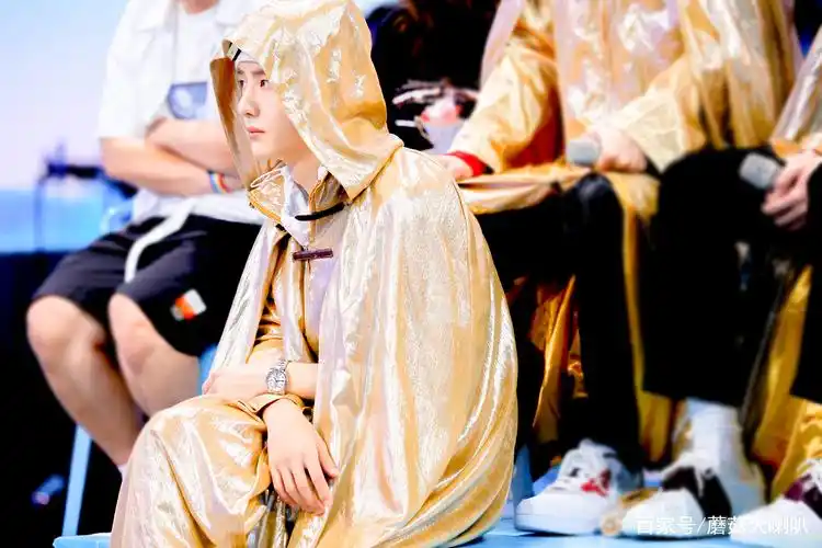 王一博一人分饰俩角街舞水舞台燃爆现场快本呆萌游戏王