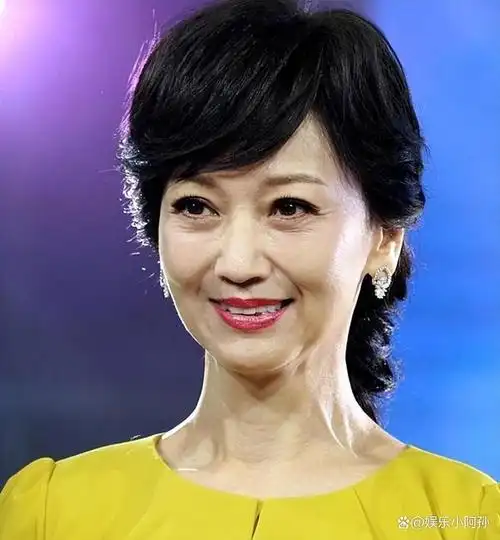 在高清晰的镜头下,赵雅芝的状态更加清晰可见,她的肌肤仿佛已经失去了