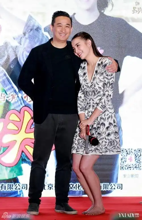 组图:《嘿老头》宋佳穿深v群霸气壁咚黄磊