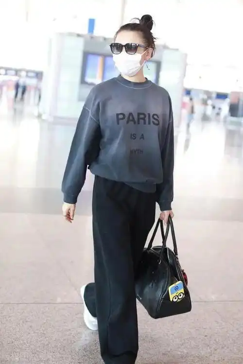 宋佳素颜走机场太自信脸上皱纹雀斑都有但真实清秀难掩高级感