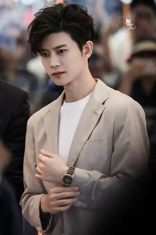 任嘉伦卡其色穿搭##任嘉伦青岛活动人气