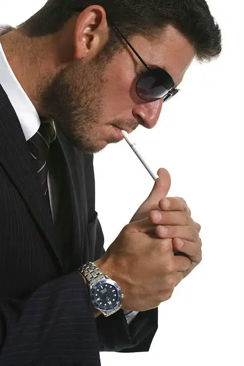 女人都说男人点烟的那一刻最帅