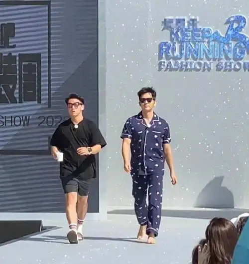 蔡徐坤照片跑男("跑男"蔡徐坤穿睡衣走秀路透图曝光,站沙溢郭麒麟身边