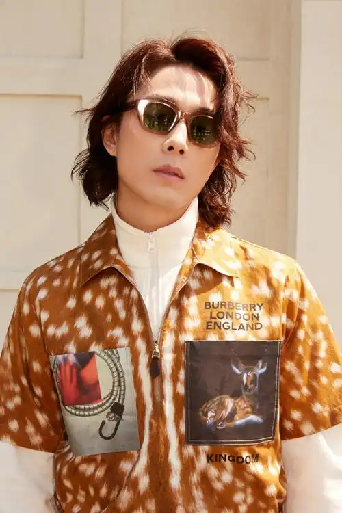 简介:李承铉帅气有型时尚写真图片,分享一组李承铉图片给大家,图中的