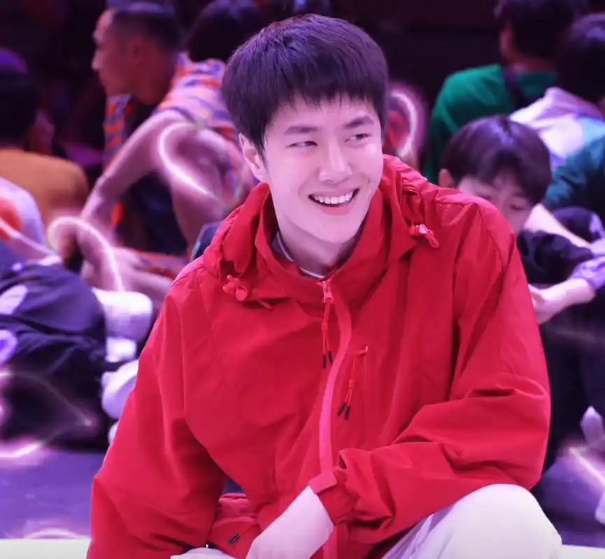 街头绘画王一博,意想不到这么好笑,评论区联动各大代言