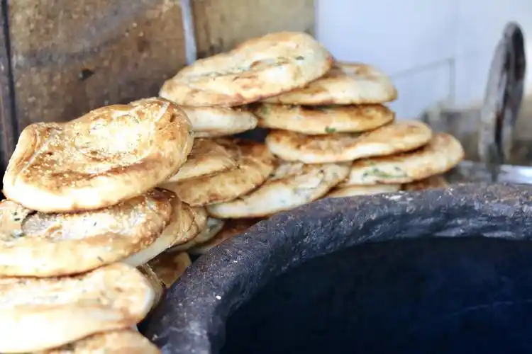 大饼作为上海早餐四大金刚之首,是最正宗的传统早餐之一.