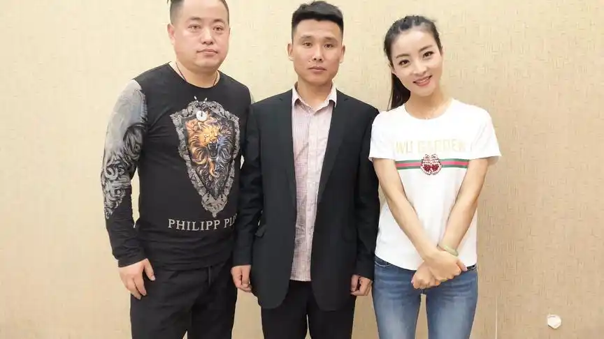个人感觉王二妮的妹妹王小妮唱歌更好听,长得也更好看和时尚