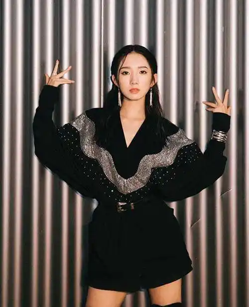 孟美岐完美诠释眼神杀!一身连体裤装帅气又时髦,轻松撩人于无形