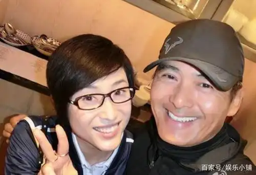 周润发和香港小姐最鼎盛时期的4位颜霸冠军合影,美不胜收