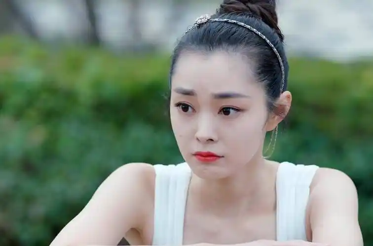 就在8月底,宋轶主演的电视剧《今天的她们》也在线上开播.