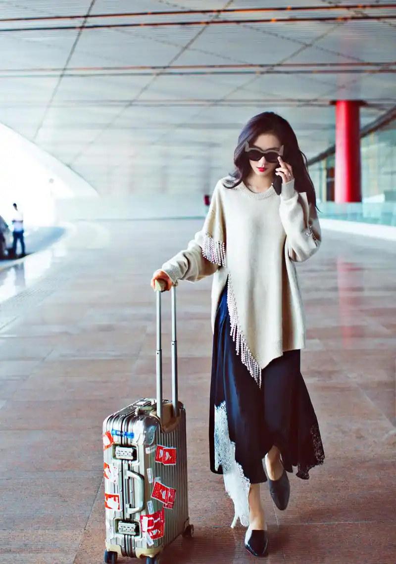 张予曦时尚随性机场照图片