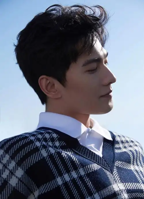 杨洋# 侧颜这么绝的人颜值就是无懈可击了,是不是满足你所看过的擞行