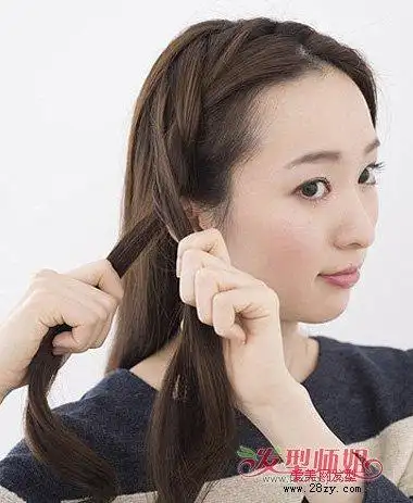 长发双马尾扎头发的方法图解 长发扎双马尾辫的步骤