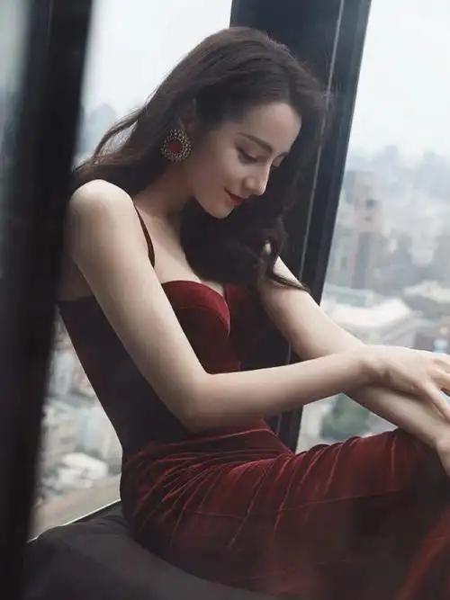 迪丽热巴可真是风情万种呀,一袭酒红色丝绒礼服华丽精致,优雅贵气