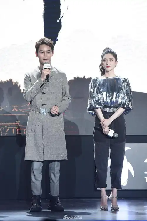 《孤城闭》男女主商业互夸 王凯风衣潇洒江疏影裤装帅气