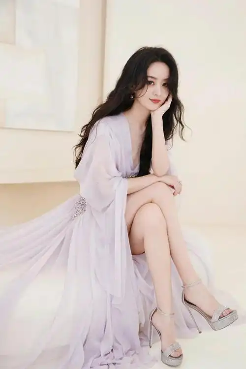 上面写着:"告别烈焰,秋高气爽,穿着紫色的轻薄长裙,和 boss赵丽颖共度