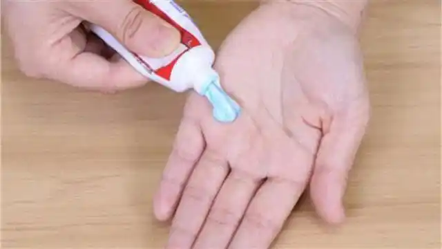 把牙膏涂抹在手上,厉害作用拿钱难买,不清楚的看看,一生受益