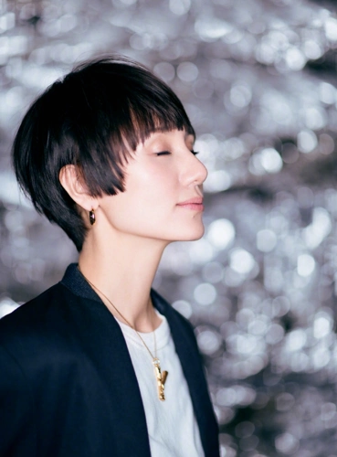 袁泉拍黑白西服写真 这应该就是岁月静好的模样吧