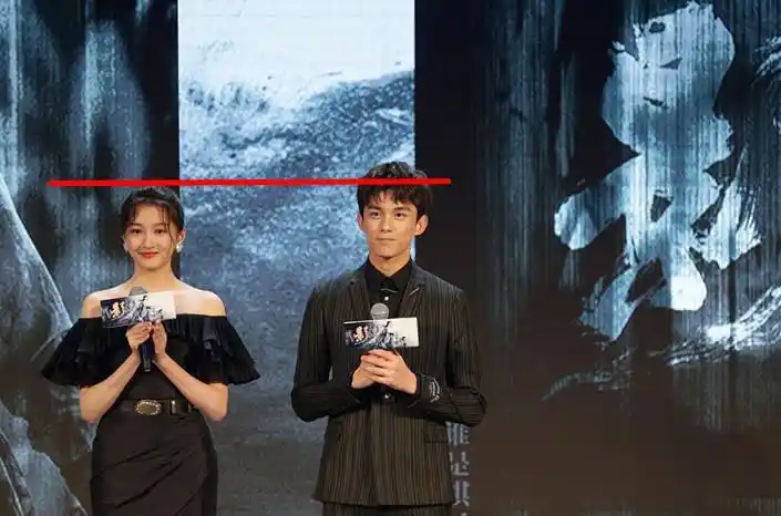 关晓彤吴磊同框,身高赶超吴磊大长腿抢镜,网友:还不是因为没腰