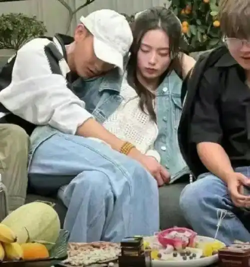 从鹿晗关晓彤的公开恋情,到黄子韬这次的求婚传闻,我们可以看到,粉丝